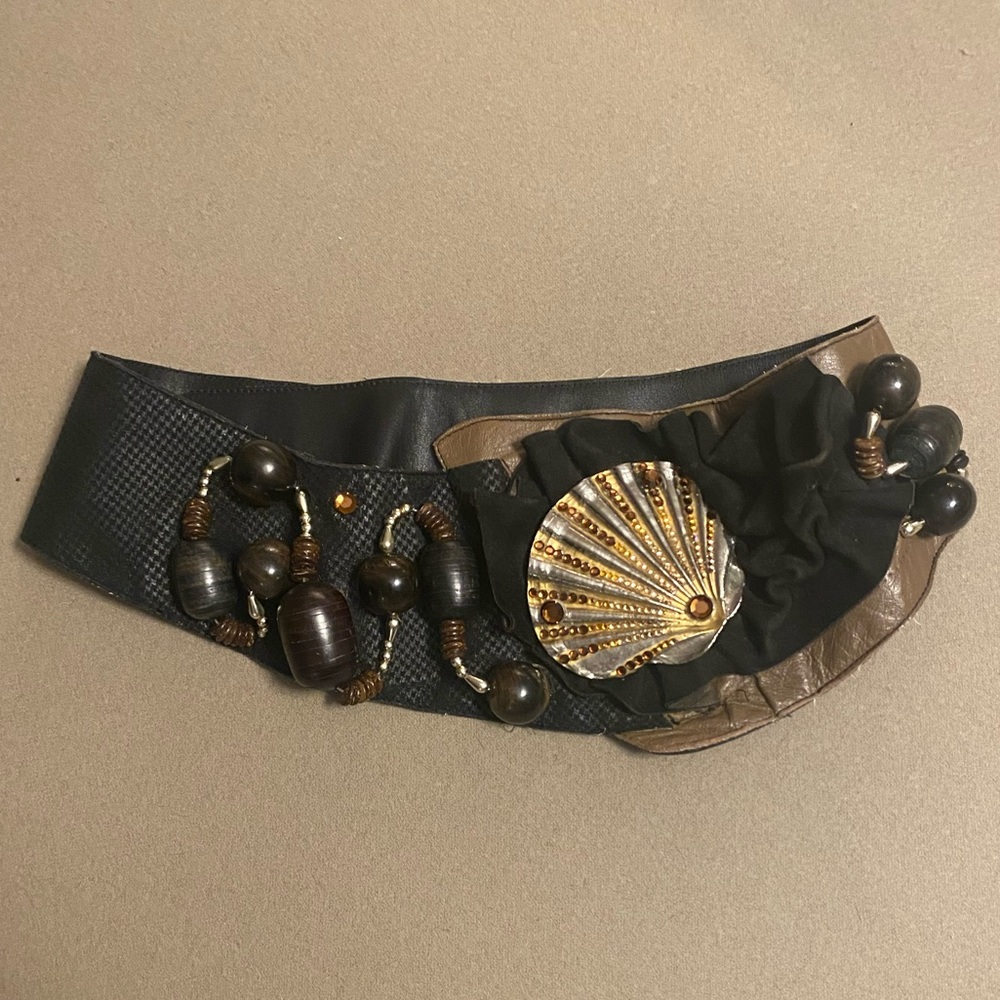 Gently loved, VINTAGE funky leather embellished belt!